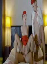 机长与美艳空姐高空机舱激情交欢，疯狂双飞操干高潮迭起